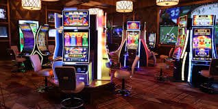 Dealer profesional theslot77 membagikan kartu Three Card Poker